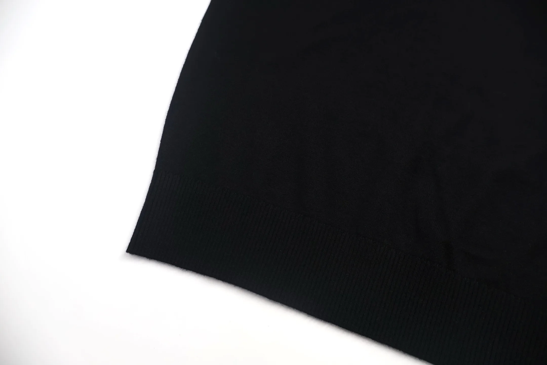 P490 Stone Island knitted long-sleeved Polo shirt. The fabric is made of 60-count ultra-fine wool fabric. The fabric composition is 80% wool and 20% cotton. High content of wool, light and warm. The original 1:1 development of the Stone Island badge armband is done with machines imported from Behringer. The buttons are electroplated and engraved and then blackened and painted, and the logo is laser engraved. The buttons are the same size as the original. Washing water removes wool impurities - fixes the color - and fixes the pattern. Size:S-M-L-XL